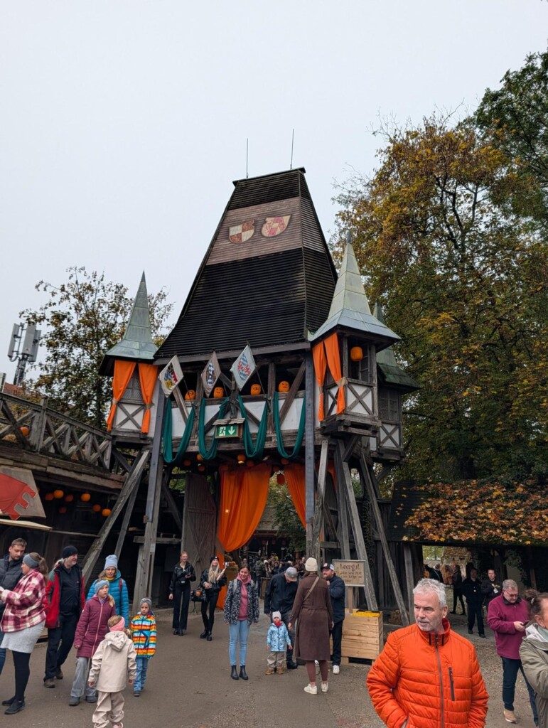 Geschmücktes Torhaus am Eingang der Kürbiswelten auf Schloss Kaltenberg