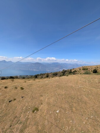 Blick aus dem Sessellift auf den Gardasee und die Berge am Westufer