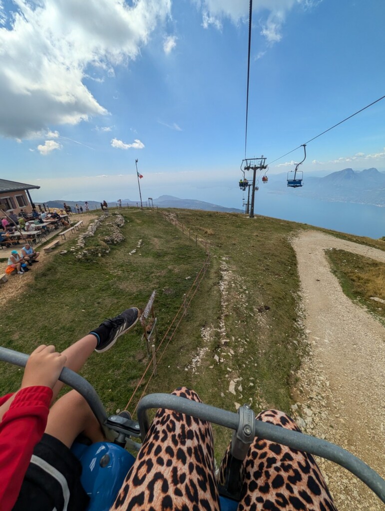 Ankunft mit dem Sessellift an der Bergstation Costabella mit der Hütte Fiori del Baldo