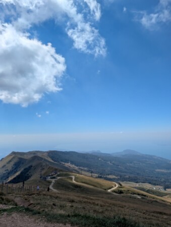 Blick über den Bergrücken des Monte Baldo bei Costabella