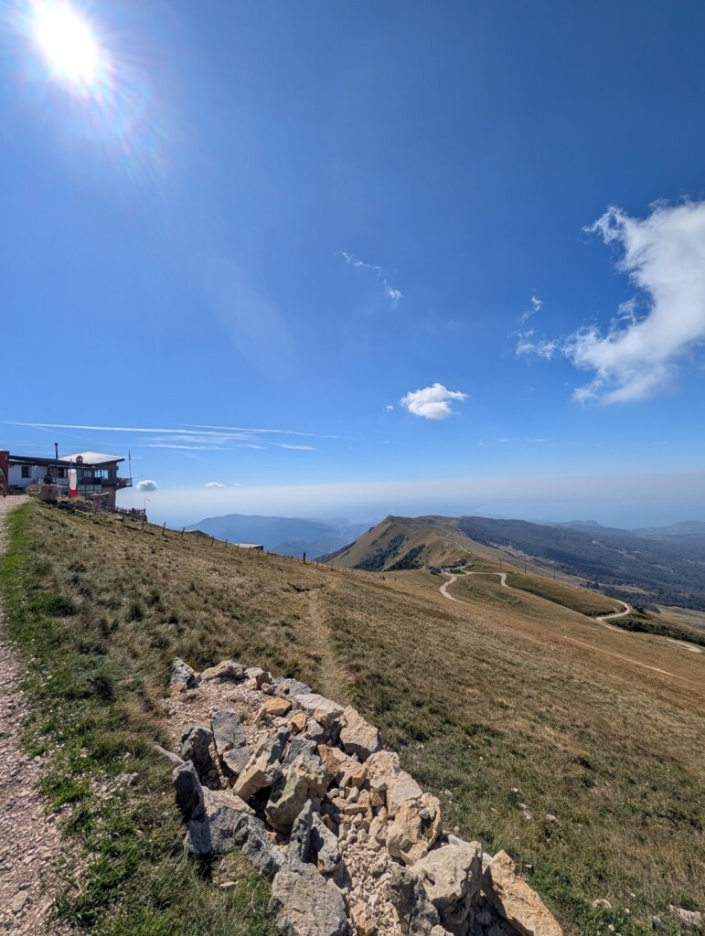 Rifugio Chierego oberhalb der Bergstation Costabella, Blick über den Bergrücken