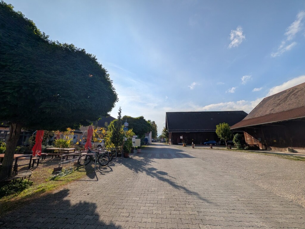 Hof des alten Gutshofs Donauried mit Biergarten und Scheunen