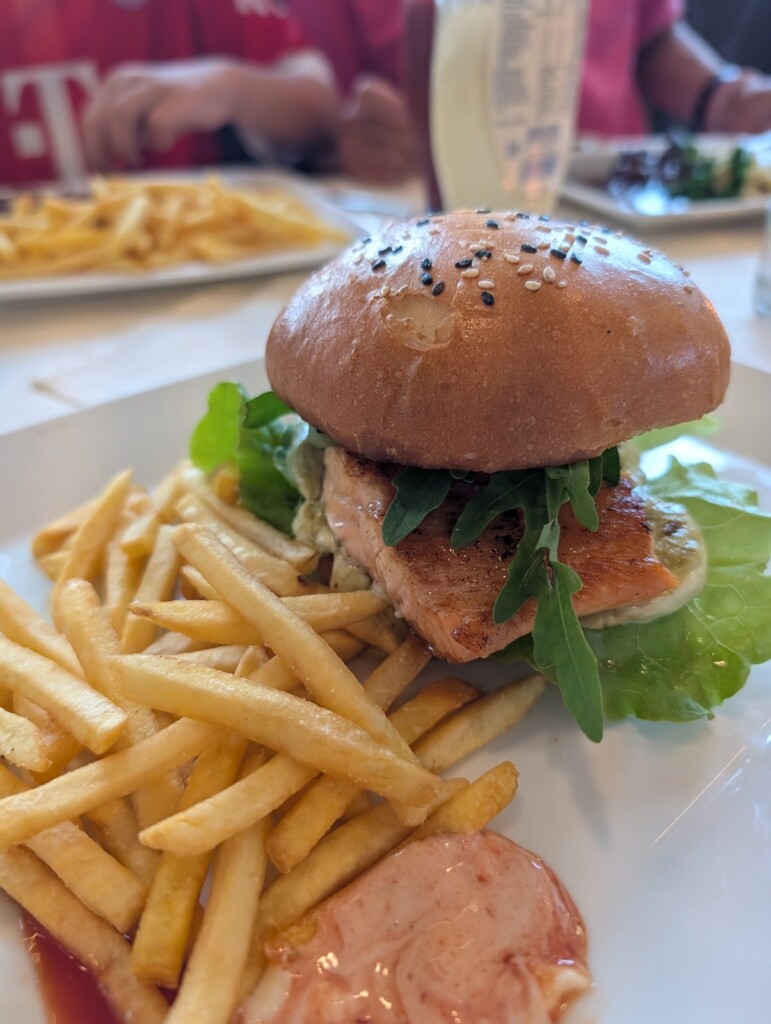 Lachsburger mit Pommes im Restaurant Gaumenflug am Flugplatz Günzburg