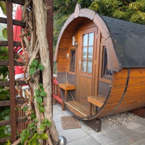 Schlaffass Nummer 4 von außen auf dem Campingplatz Gutshof Donauried in Günzburg