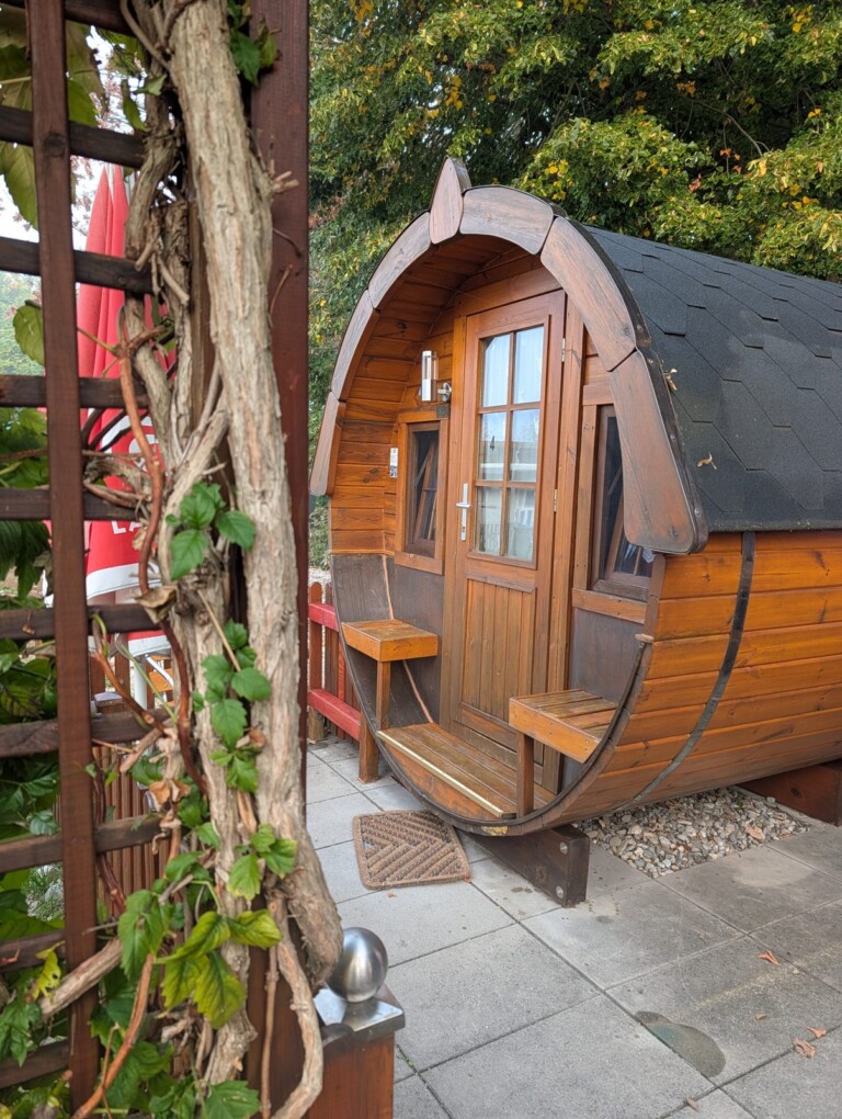 Schlaffass Nummer 4 von außen auf dem Campingplatz Gutshof Donauried in Günzburg