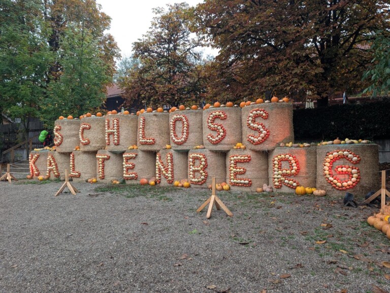 Schriftzug Schloss Kaltenberg aus Kürbissen auf Strohballen
